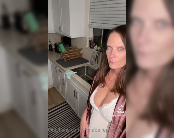 Annabelle Peaches aka Annabellepeaches OnlyFans - Here’s my silly ass TikTok from today it’s just me washing dishes if you’re into watching me