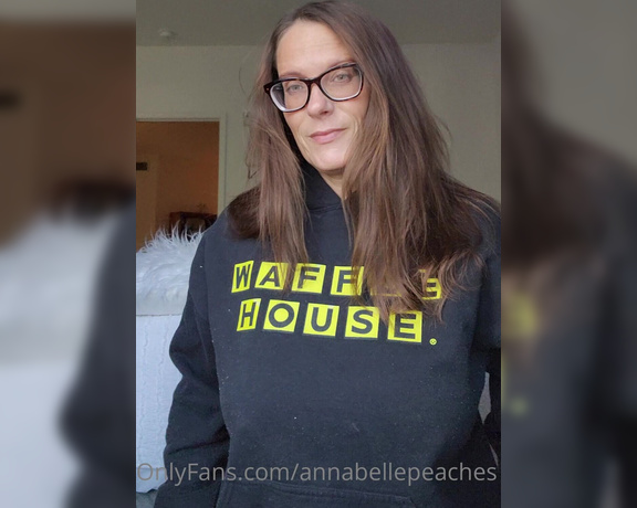 Annabelle Peaches aka Annabellepeaches OnlyFans - Good morning you know mama is hungry when shes got on the Waffle House sweatshirt