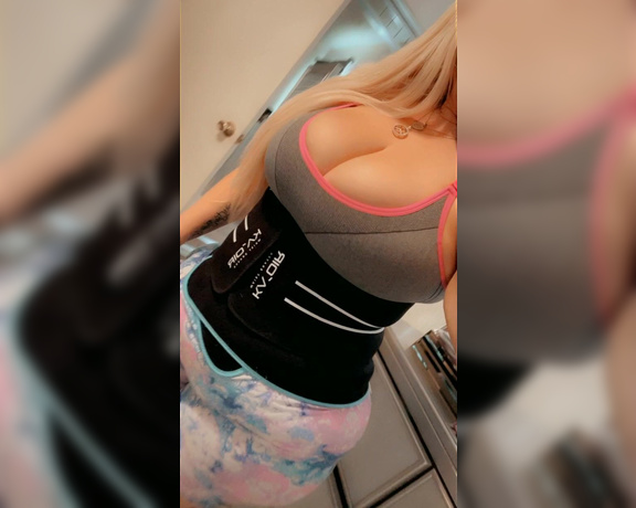 Delicious on Demand aka Deliciousondemand OnlyFans - Bu titty flash before my workout