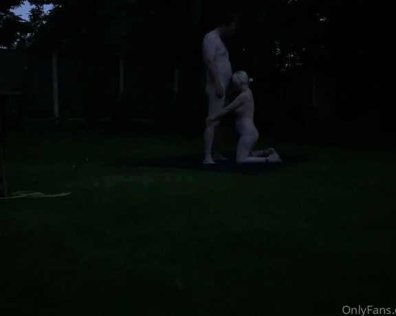 BoltOnWife aka Boltonwife OnlyFans - Fading light garden fuck