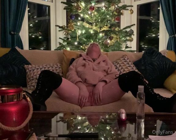 BoltOnWife aka Boltonwife OnlyFans - Ooohhhh Christmas Tree…