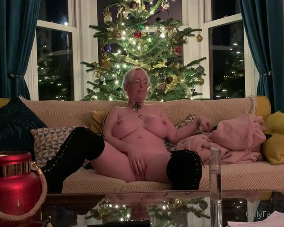 BoltOnWife aka Boltonwife OnlyFans - Ooohhhh Christmas Tree…