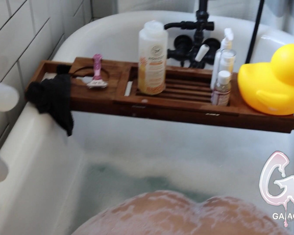 Professor Gaia aka Professor_gaia OnlyFans - Rubber Ducky 6th Camiversary Dick Suck Ft Julius of @blkpornmatters Tags bubble bath, rubber ducky,