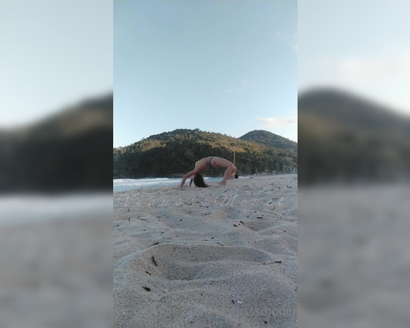 Venus aka Venusssmodel OnlyFans - After 3 drinks on the beach, I couldnt stand still to shoot myself doing handstand lets get back