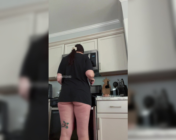 Vanessa Hughes aka Lochnessa93 OnlyFans - POV I’m actually making breakfast