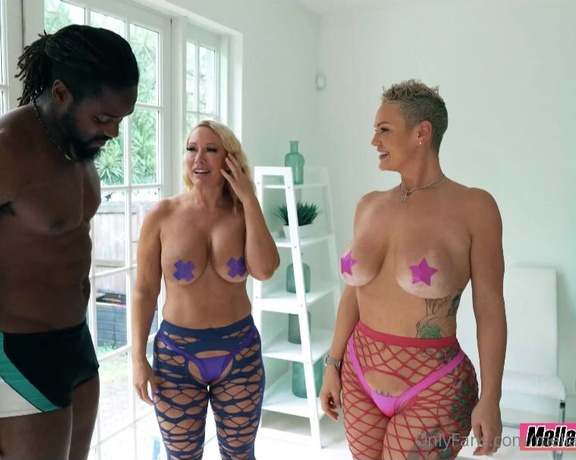 Mellanie Monroe VIP aka Mellaniemonroevip OnlyFans - Miami Stacked” We were finishing up a hot photo shoot in miami & earren dragged us inside for some