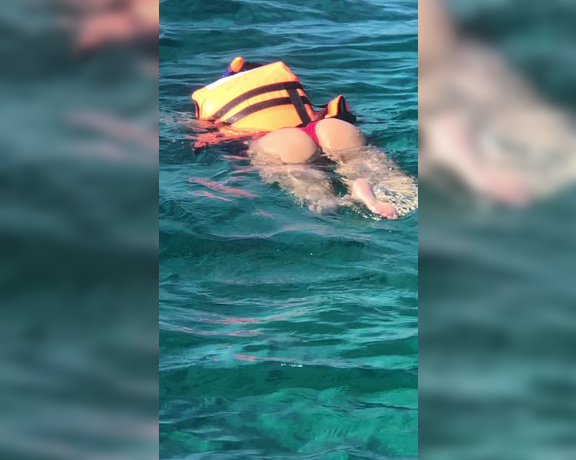 Selena Adams -  Rare footage of the Selena Rex snorkeling with her bums out