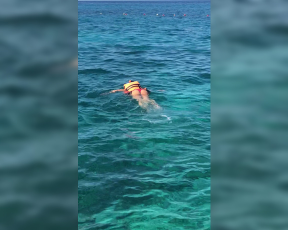 Selena Adams -  Rare footage of the Selena Rex snorkeling with her bums out
