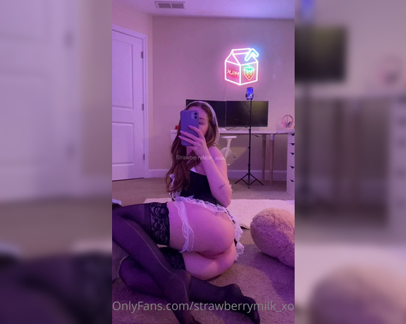 Maya aka Strawberrymilk_xoxo OnlyFans - The jiggle