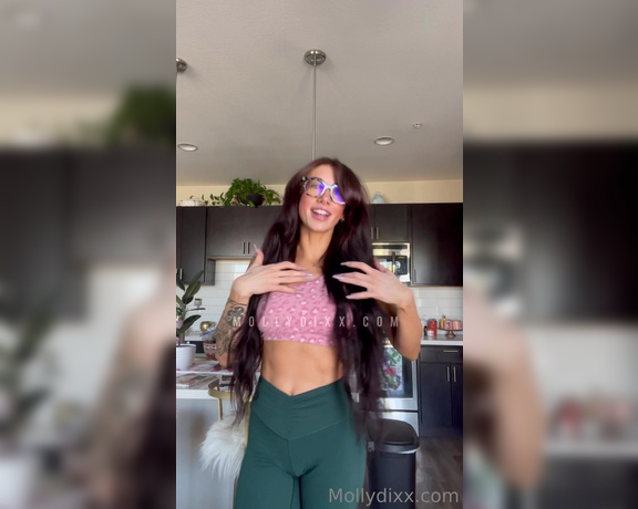 Molly Dixx aka Mollydixx OnlyFans - Happy Saturday! Vid of me talking while flexing, getting dressed, mentioning two new videos! One