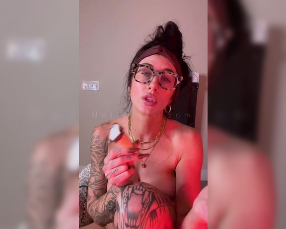 Molly Dixx aka Mollydixx OnlyFans - I felt very entertaining during the dick rate videos I filmed tonight so I made a little compilation