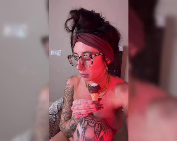 Molly Dixx aka Mollydixx OnlyFans - I felt very entertaining during the dick rate videos I filmed tonight so I made a little compilation