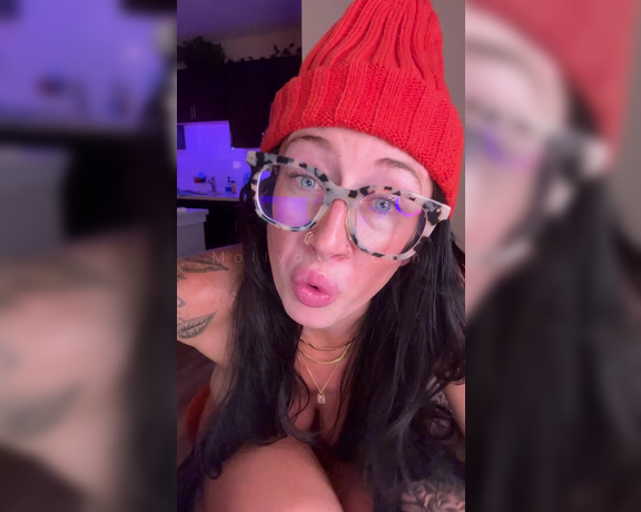 Molly Dixx aka Mollydixx OnlyFans - I’m in a silly goofy mood today apparently cause I was acting weird and being animated when filming