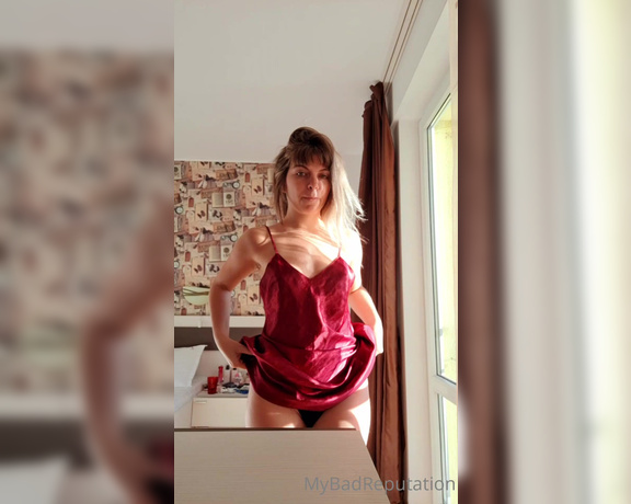 Chechu aka Mybadreputation OnlyFans - Hoy me quise hacer la sexy al solcito pero no me puedo sacar la ropa sin ayuda me duele mucho el