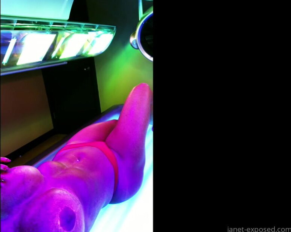 Janet Mason XXX aka Janetmasonxxx OnlyFans - Tanning Bed Cam! Hot & sweaty, shiny 34DDs and hip curves live from my tanning bed, shot minutes ago