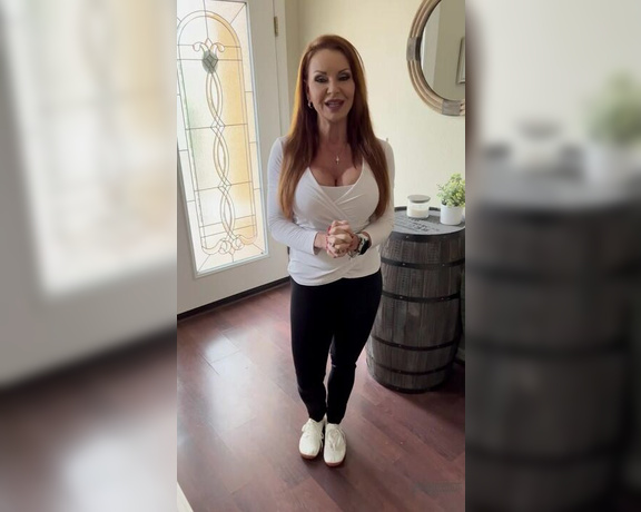 Janet Mason XXX aka Janetmasonxxx OnlyFans - Happy New Year, everyone! A brief video clip in my Everyday Janet look of jeans and a casual top,