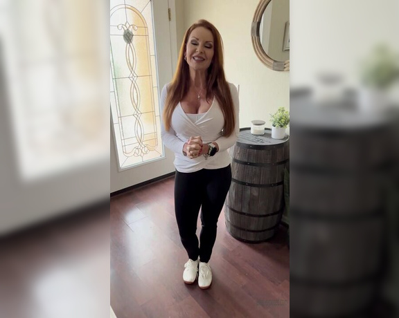 Janet Mason XXX aka Janetmasonxxx OnlyFans - Happy New Year, everyone! A brief video clip in my Everyday Janet look of jeans and a casual top,