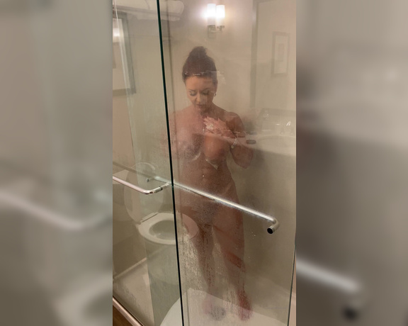 Janet Mason XXX aka Janetmasonxxx OnlyFans - Brief between shoots greeting clip, live from the shower! Washing a HUGE load from between my mature
