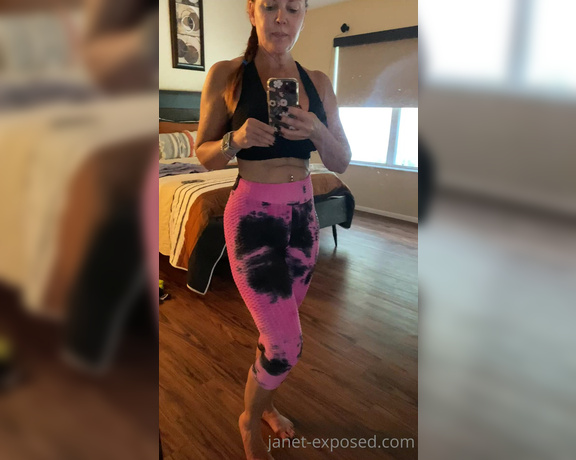 Janet Mason XXX aka Janetmasonxxx OnlyFans - Post morning workout greeting clip in a sexy new sports bra and tight, ruched butt yoga pants, sent