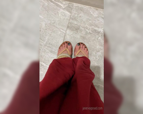 Janet Mason XXX aka Janetmasonxxx OnlyFans - As promised, a glimpse of my freshly painted toenails in black sparkly polish after a pedicure and