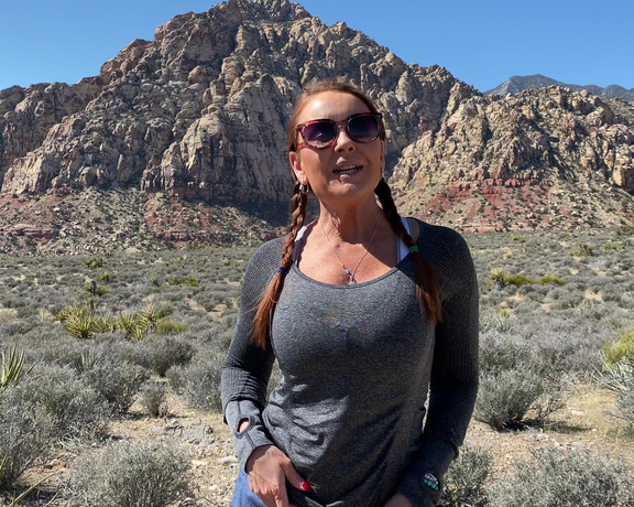 Janet Mason XXX aka Janetmasonxxx OnlyFans - First flashing while hiking” video clip of the day!