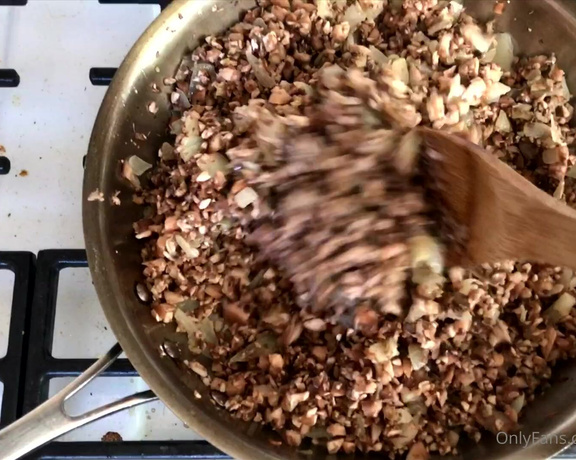 Hello Jewels aka Hellojewels OnlyFans - What do you think of my how to make mushroom pie” video Shot and edited by yours truly, while mak 1