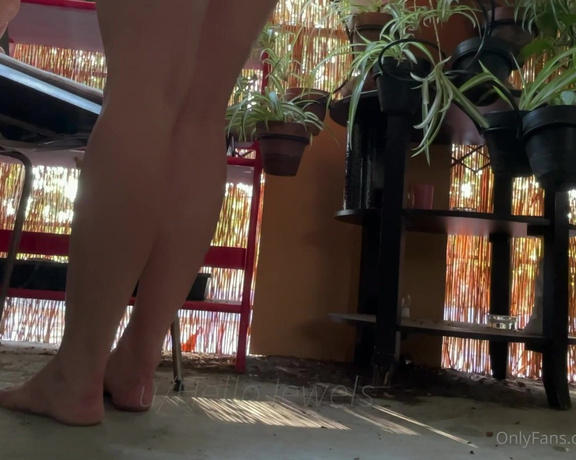 Hello Jewels aka Hellojewels OnlyFans - Wishing you a happy humpday with this low angle gardening video I love spending time here and thou