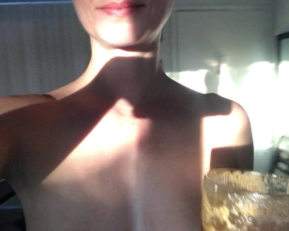 Hello Jewels aka Hellojewels OnlyFans - Sharing my fresh juice health elixir with you naked in the setting sun, gonna get some beauty rest