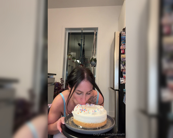 Joannie fit VIP aka Joanniefit OnlyFans - You want some cake