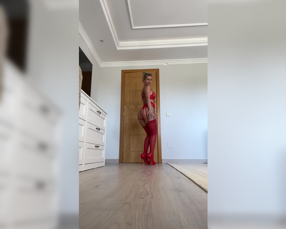 Miss_juliaa aka Suavemariaa OnlyFans - I need smaller heels Have fun