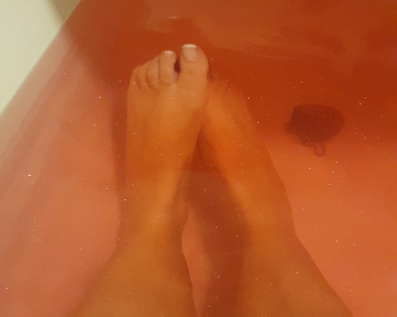 Sophie Lawson X aka Sophielawson_x OnlyFans - Princess sparkle water for your Queens feet