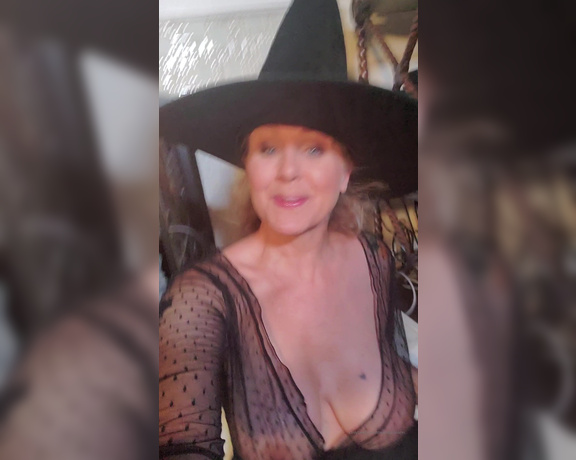 Julia Ann aka Therealjuliaann OnlyFans - Live pumpkin carving Why We arent sure With @thejennafoxx