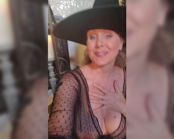 Julia Ann aka Therealjuliaann OnlyFans - Live pumpkin carving Why We arent sure With @thejennafoxx