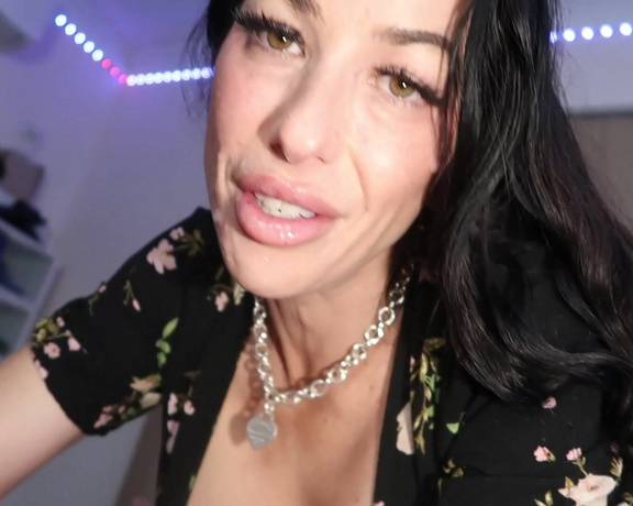 Lahlah84 aka Lahlah84 OnlyFans - I want to look at you while I ride you Tip to see the full 17 minute video