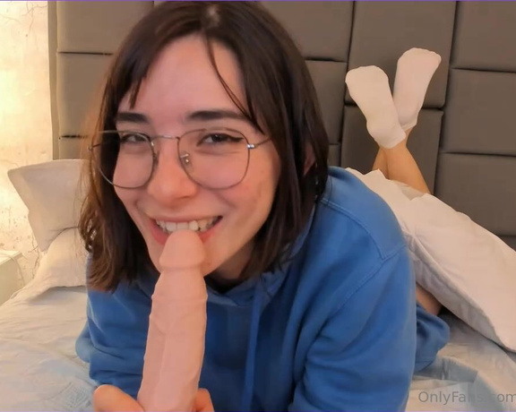 María Alfonsina aka Alfigarden OnlyFans - Your fav nerdy girl doing a blowjob I remember i had a lot of acne, you cant watch it well there