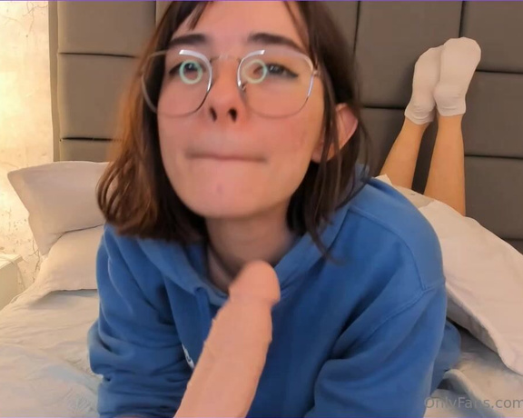 María Alfonsina aka Alfigarden OnlyFans - Your fav nerdy girl doing a blowjob I remember i had a lot of acne, you cant watch it well there