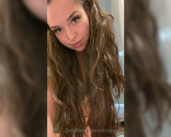 Victorya aka Victoryaxo OnlyFans - You like when I lift up my dress