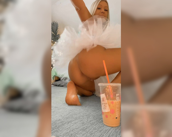 BAILEY aka Lilmermaidxx OnlyFans - Bailey runs on Dunkin’ Preview of some bday pics Can’t wait to over post tomorrow ps sorry foot