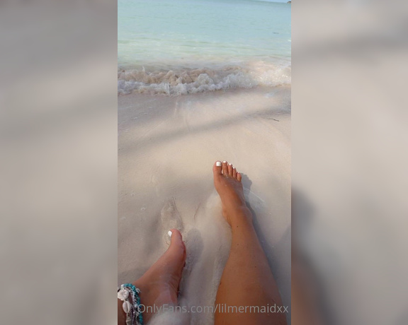 BAILEY aka Lilmermaidxx OnlyFans - Toes in the sand