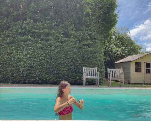 Jozy Blows aka Jozyblows OnlyFans - Here’s a video of me in the pool from the weekend, if you look closely, my bikini top kept falling