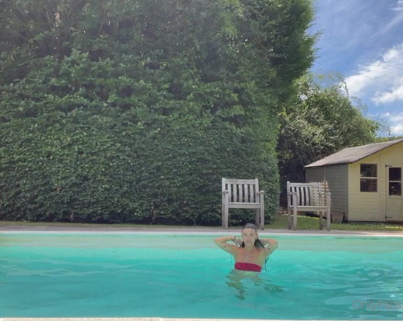 Jozy Blows aka Jozyblows OnlyFans - Here’s a video of me in the pool from the weekend, if you look closely, my bikini top kept falling