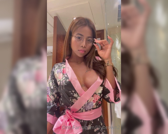 LilyBrown2 aka Lilybrown2 OnlyFans - Getting freaky in my Japanese robe I rub my clit so much I squirt fucking everywhere Sent out