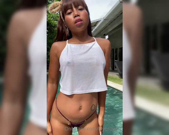 LilyBrown2 aka Lilybrown2 OnlyFans - Playing with my body at the pool