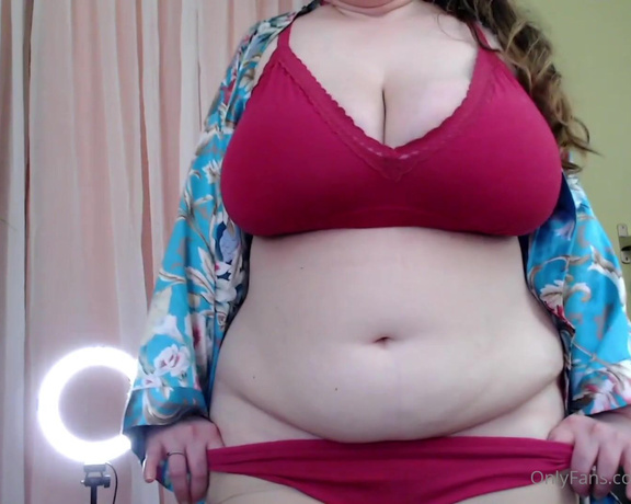 Penelope34J aka Penelope34j OnlyFans - Folks ask me to show my belly a bit more, so for those gents, here you go! Enjoy the fat titty drops