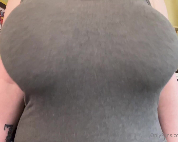 Penelope34J aka Penelope34j OnlyFans - Who doesnt love a huge pair of round, natural boobs in a tight tank top )