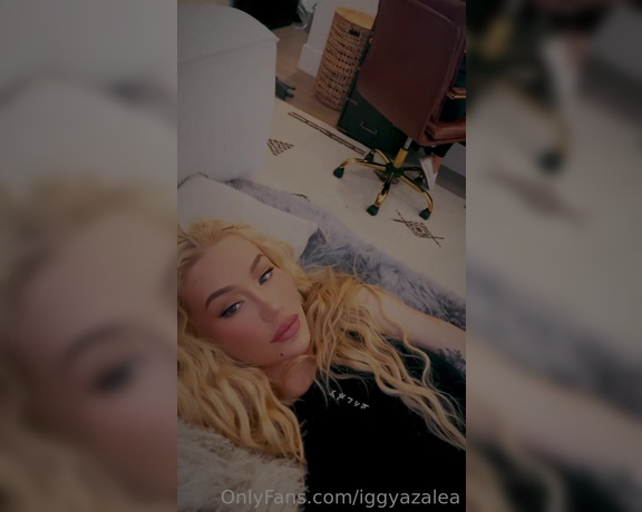 Iggy Azalea aka Iggyazalea OnlyFans - Relaxing and reading youre messages Some of you are so naughty I LOVE it!