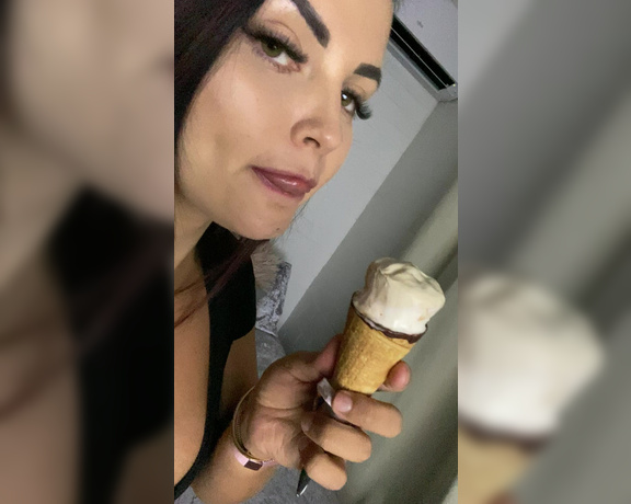 Renee Gracie aka Reneegracie OnlyFans - Who likes dessert