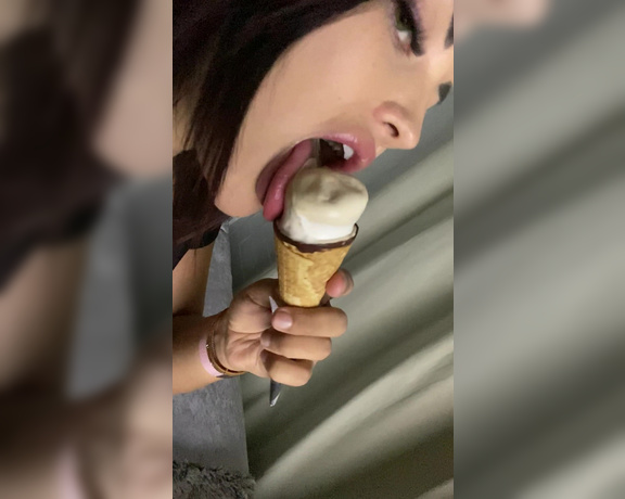 Renee Gracie aka Reneegracie OnlyFans - Who likes dessert