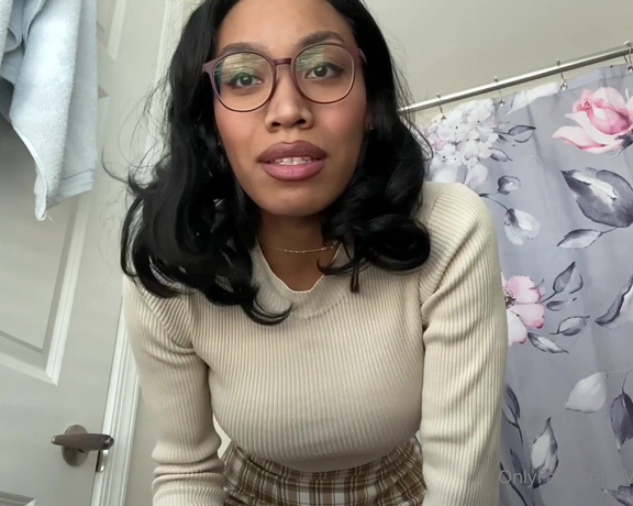 Veronica Glasses aka Veronicaglasses OnlyFans - Plugged Bathroom Cream Spill I was playing with my clit sucker in bed and I grabbed my phone when