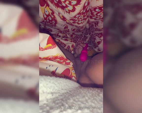 Wynter aka Itswynter OnlyFans - Playing with my pussy under the covers